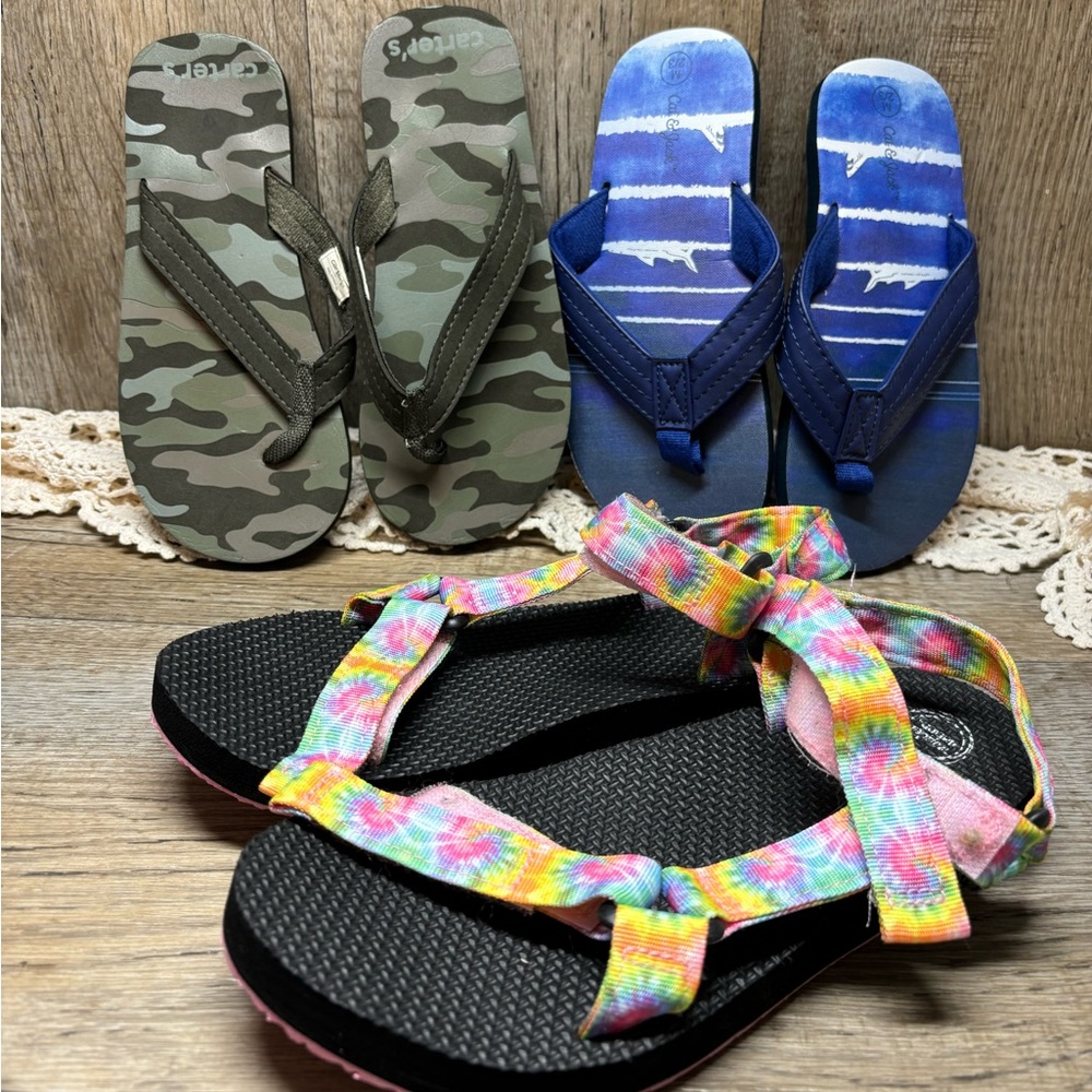 Lot of flip flops kids size M (2-3) 3 pairs‼️